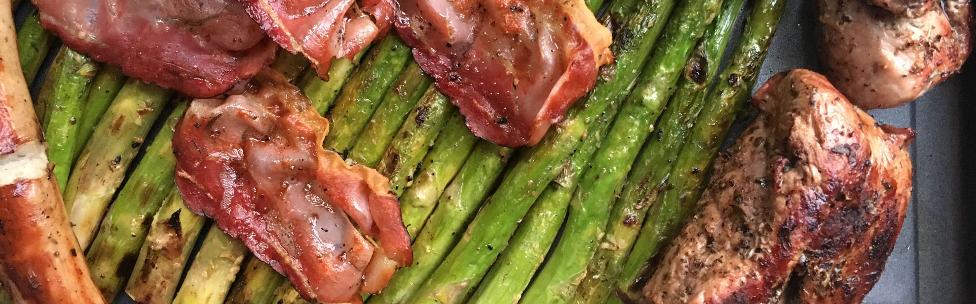 gerösteter Schinken auf grünem Spargel